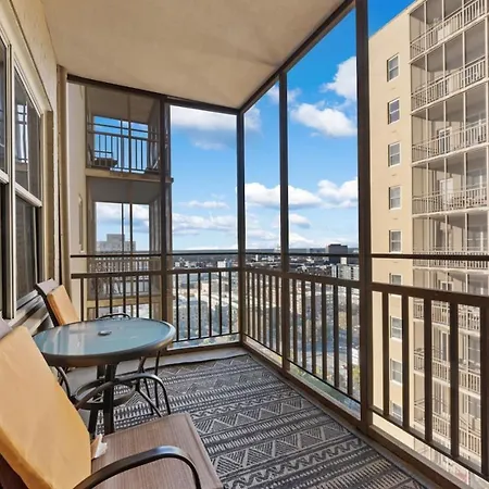 High Rise Studio - Stunning Views - Walking Ease